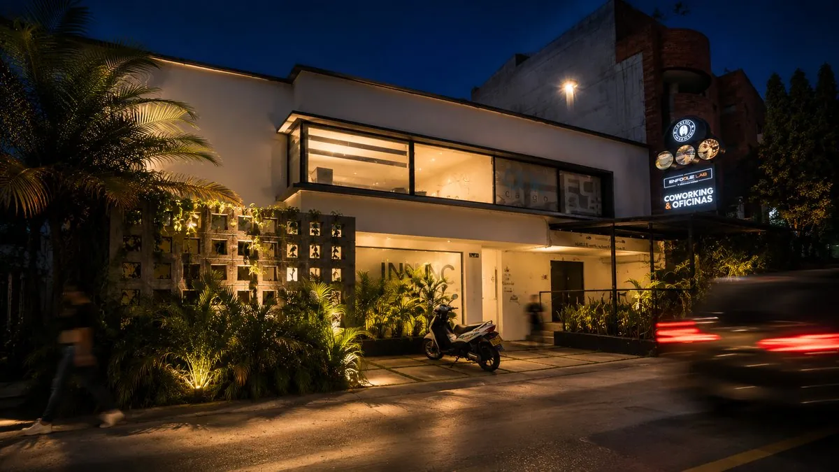 Sede Enfoque Lab San Fernando de noche